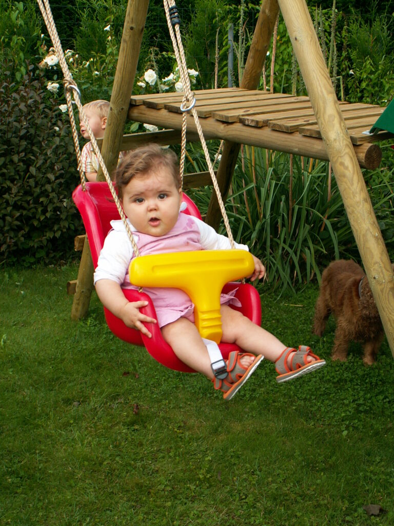bébé léonie photo balançoire trop kiki